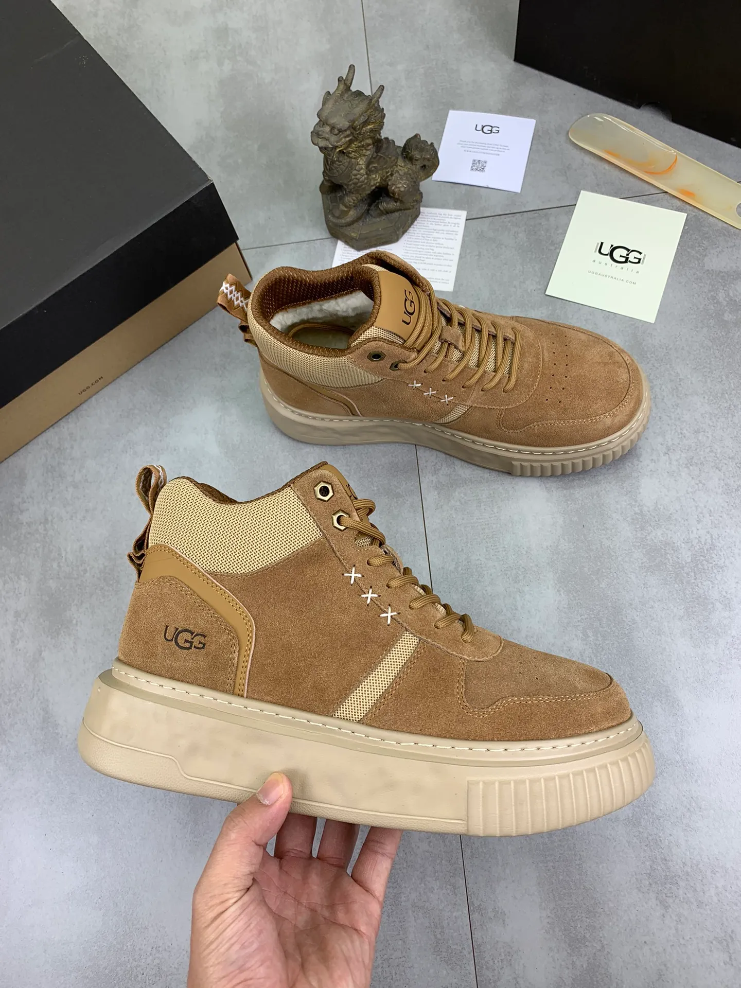 Men's shoes 💰P640 [New style] 💰 🆘 "Real wool" [UGG] 👉The popular men's shoes are synchronized with the official website 🔰The quality of the genuine products [satisfied] is not comparable to the imitations in the general market 🌀The upper is imported Italian frosted cowhide, and the lining is: foot pad 🅰️ grade 🐑Real wool👻Only Grade A can show the effect The hand feels smooth and delicate 🔱The shoe shape is grand, only genuine manufacturers can do it 🎄The perfect toughness of the original outsole 👻⬛️ allows customers to say goodbye to one-time consumption. Real wool lining, super warm. Available in black, brown and gray. Size: 39-44